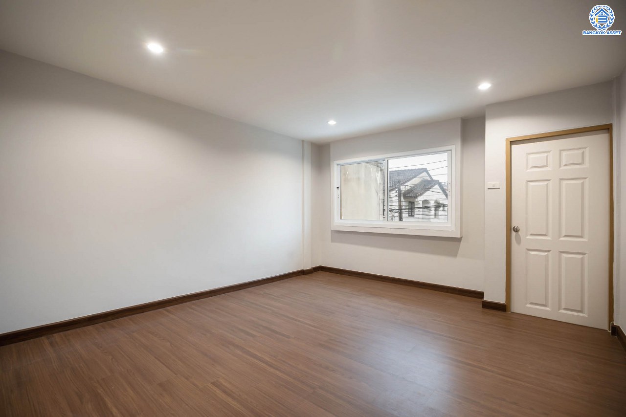 บ้านมือสองตกแต่งใหม่ ทาวน์เฮ้าส์ทำเลโซนเมือง! โครงการ เกร็ดแก้วการ์เด้น รัตนาธิเบศร์ ที่สุดของความคุ้ม เนื้อที่ 17 ตร.ว. พื้นที่ใช้สอย 116 ตร.ม. ฟังก์ชัน 2 ห้องนอน 2 ห้องน้ำ 1 ที่จอดรถ บนทำเลศักยภาพ ติดถนนรัตนาธิเบศร์ ใกล้ทางด่วน "งามวงศ์วาน" เซ็นทรัลรัตนาธิเบศร์ และรถไฟฟ้าสายสีม่วง "สถานีบางกระสอ"...